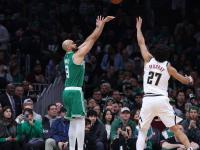 金年会体育-湖人技术犯规送分，塔图姆主帅怒摔战术板！