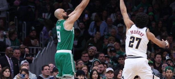 金年会体育-湖人技术犯规送分，塔图姆主帅怒摔战术板！