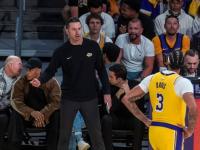 金年会体育-浓眉回归首秀大放异彩，羽毛球队主场球迷高呼名字